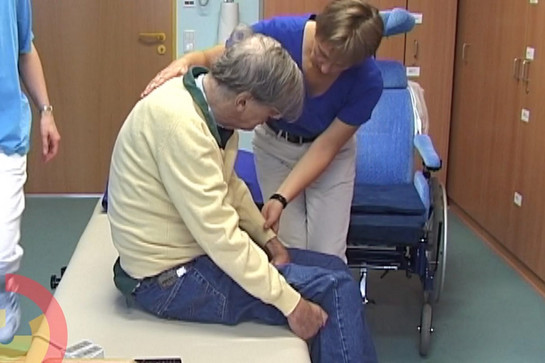 bb_webclips_teaser_03_hauptteaser.jpg Eine Frau macht Übungen mit einem Pflegebedürftigen