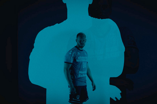 Ein SG Flensburg Handewitt Spieler im blauen Trikot