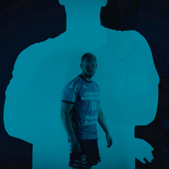 Ein SG Flensburg Handewitt Spieler im blauen Trikot