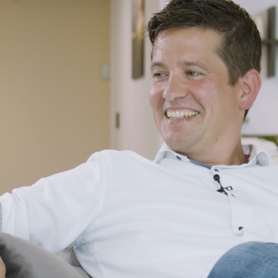 Quadratisches eines lächelnden Mannes im weißen Hemd