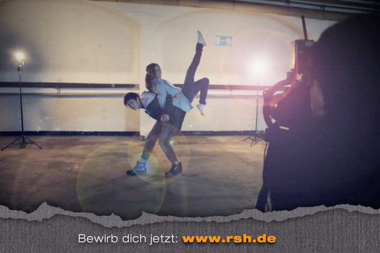 Ein Mädchen tanzt auf dem Rücken eines mannes