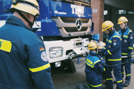 Feuerwehrmänner in blauen Anzügen