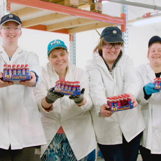 Vier Mitarbeiter der Mürwiker halten die Produkte in die Kamera