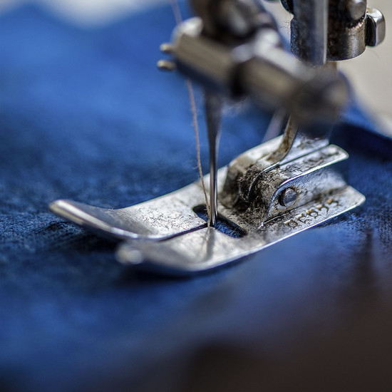 Eine Nähmaschinen Nadel in Nahaufnahme