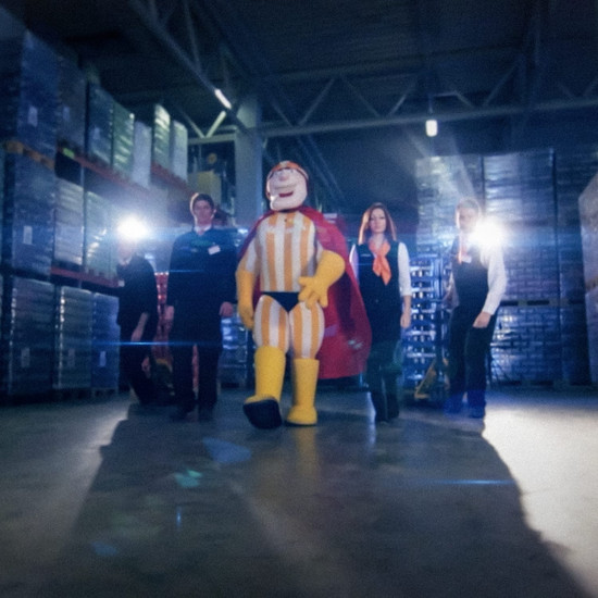 Mr Scandi geht im dunkeln durch eine Lagerhalle