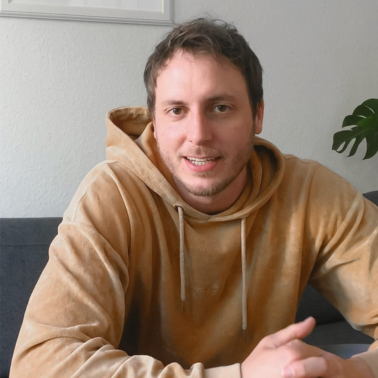 Ein Mann im braunen Hoodie