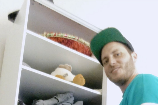 bb_ostergruesse_2020_teaser_03.jpg Lars steht vor einem weißen Kleiderschrank