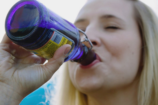 Eine Frau trinkt ein Flensburger Radler