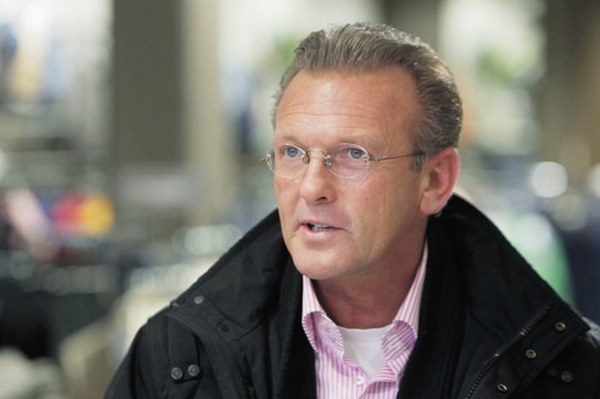 Ein Mann mit Brille und pinken Hemd