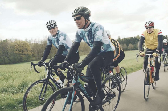 Drei Männer fahren Rennrad
