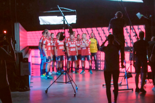 SG Mannschaft steht vor einer LED Wand
