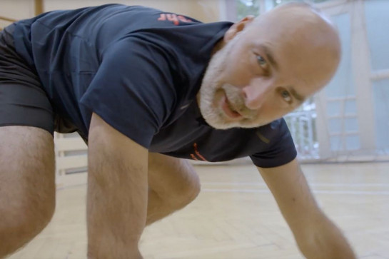 bb_york_teaser_03.jpg York schaut bei einer Sportpose in die Kamera.