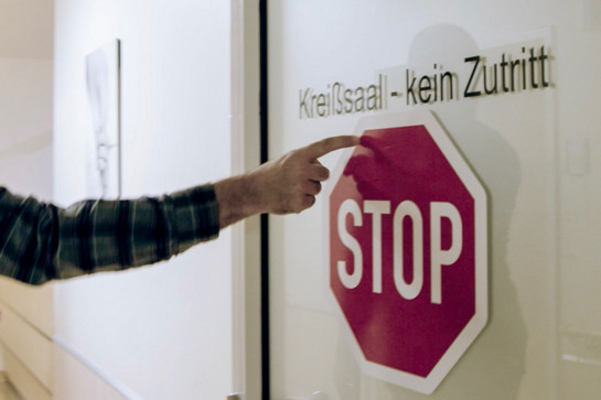 York zeigt auf ein Stopschild an einer Tür