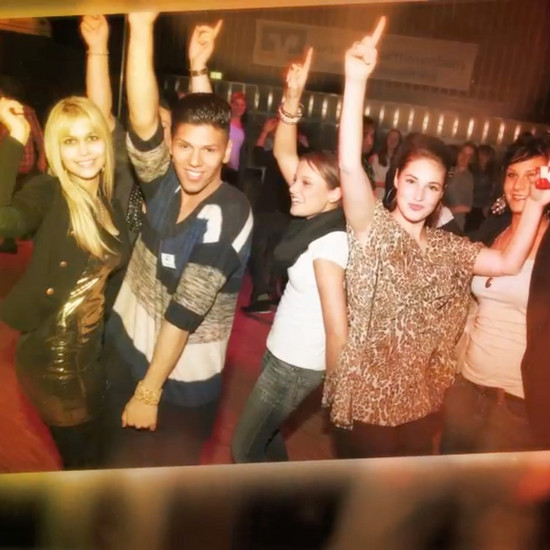 Vier junge Menschen feiern