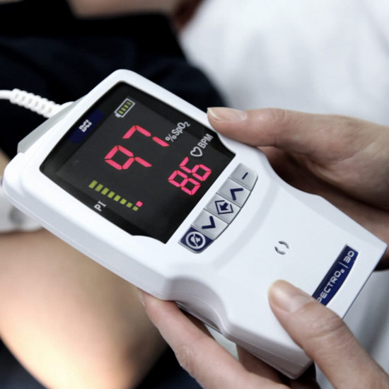 Eine Person hält ein weißes Gerät in der Hand