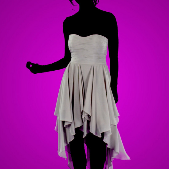 Eine Frau trägt ein weißes Kleid