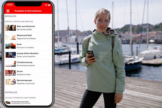 bb_nospa_teaser_02.jpg Eine blonde Frau steht mit ihrem Handy am Flensburger Hafen
