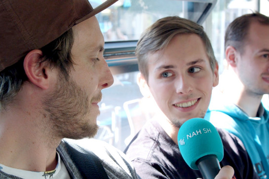 Ein Mann mit Cappy interviewt einen Mann