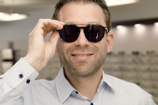 Ein Mann trägt eine schwarze Sonnenbrille