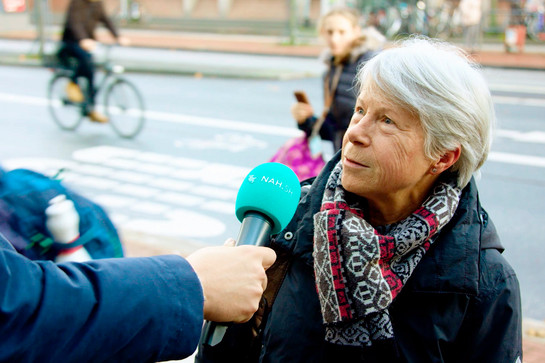 bb_nahsh_all_teaser_05.jpg Eine ältere Dame wird auf offener Straße interviewt