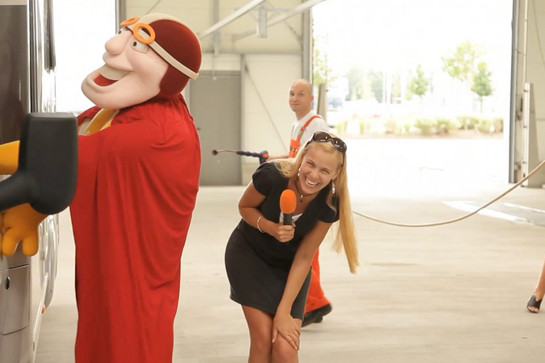 Kristina steht im Scandipark Carwash und lacht