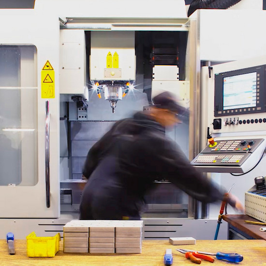 Ein Mann steht vor einer Maschine