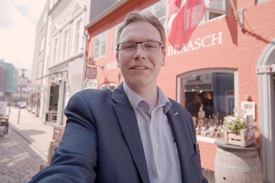 Selfie eines Mannes in der roten straße