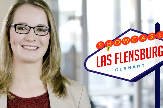 Ein Porträt einer Frau mit einer schwarzen Brille