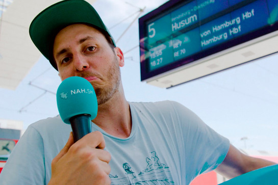 Lars schaut traurig in die Kamera