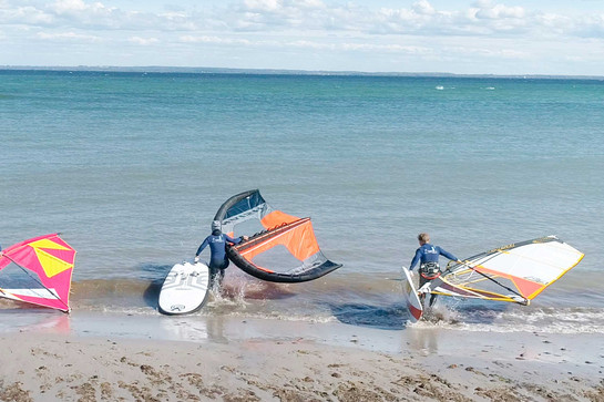 Zwei Kiter laufen ins Wasser