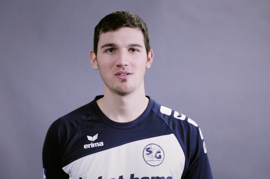 Ein SG Spieler im Trikot schaut in die Kamera