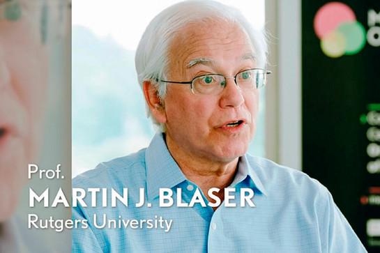 Ein älterer Mann mit Brille, er ist Professor an der Rutgers University.