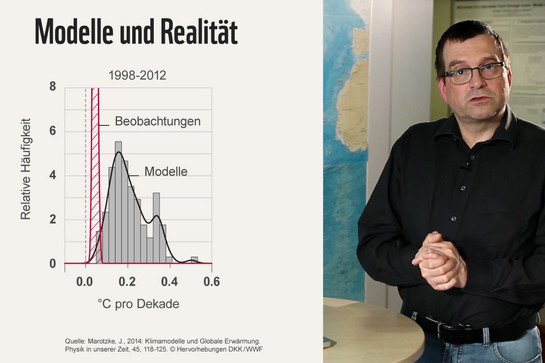 Standbild eines Mannes im schwarzen Hemd