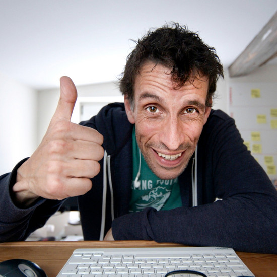 Ein Mann zeigt den Daumen hoch in die Kamera