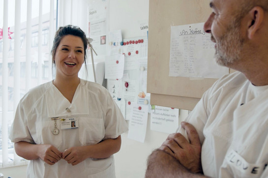 York spricht mit einer Krankenschwester