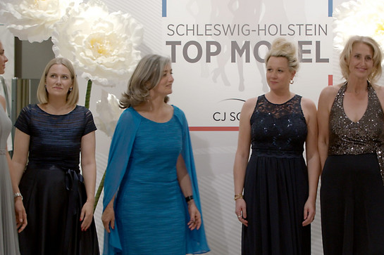 Vier Topmodels reihen sich auf