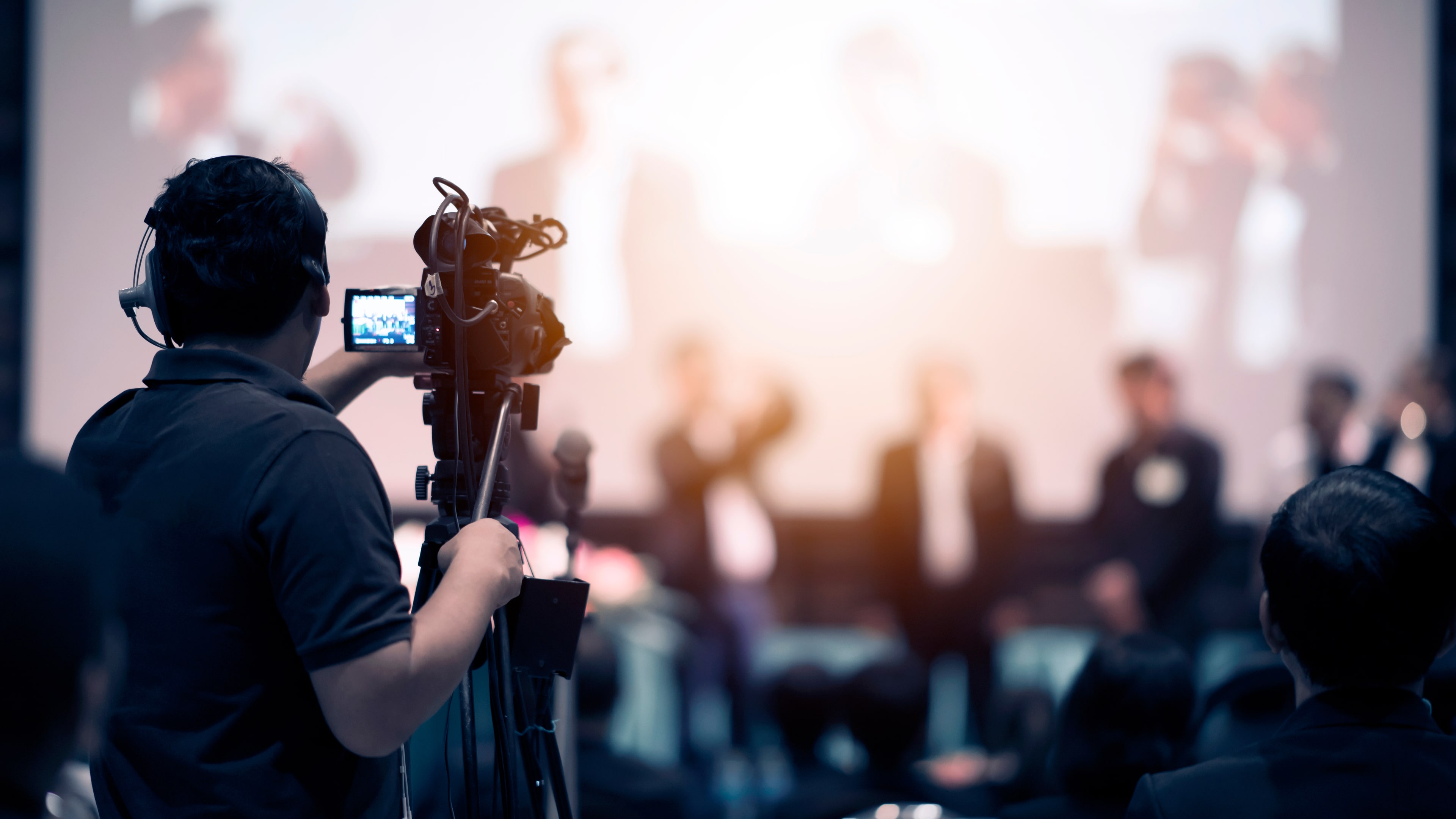 Kameramann filmt Podiumsdiskussion