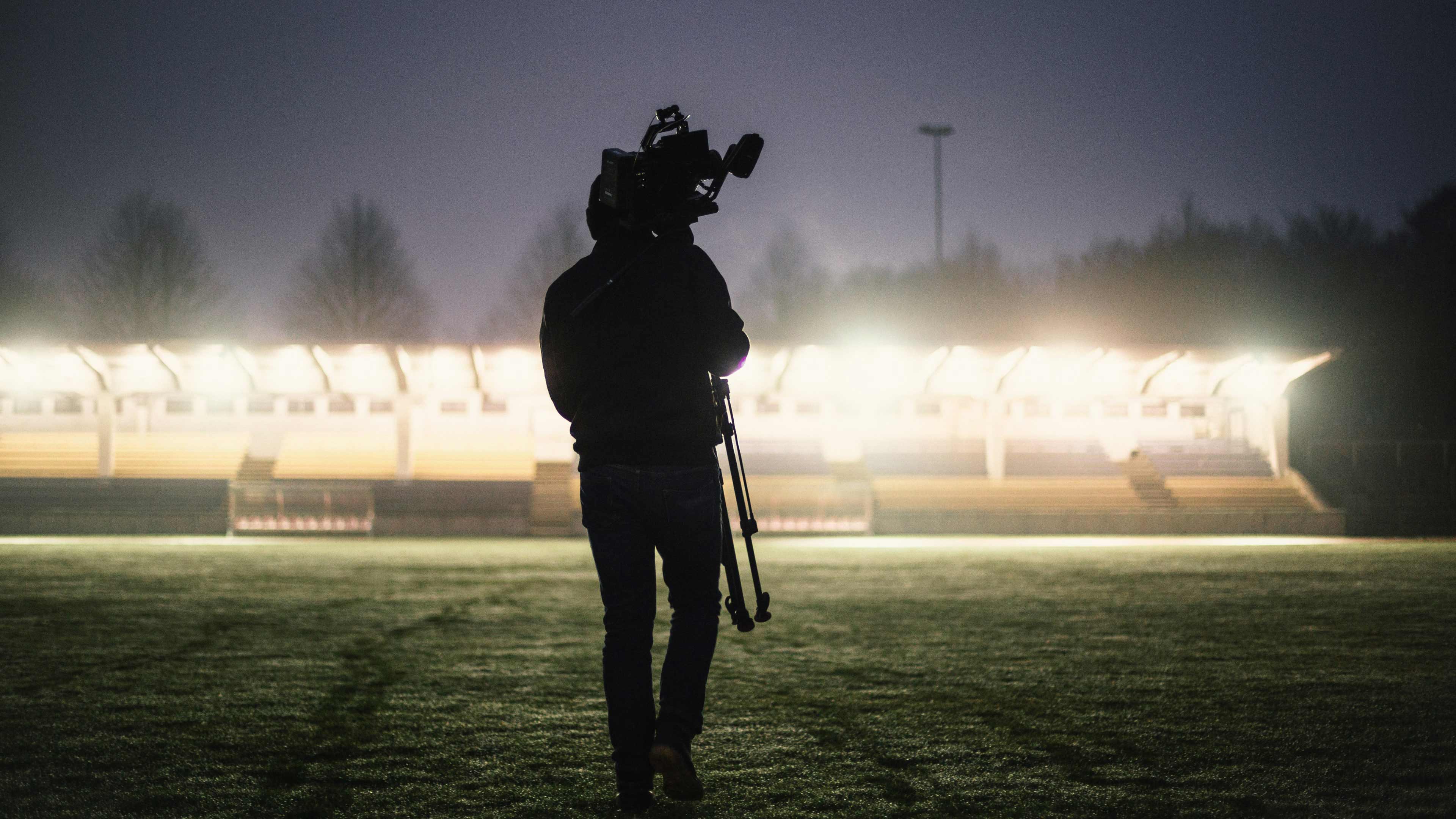 bb_header_branchen.jpg Ein Mann trägt eine Kamera