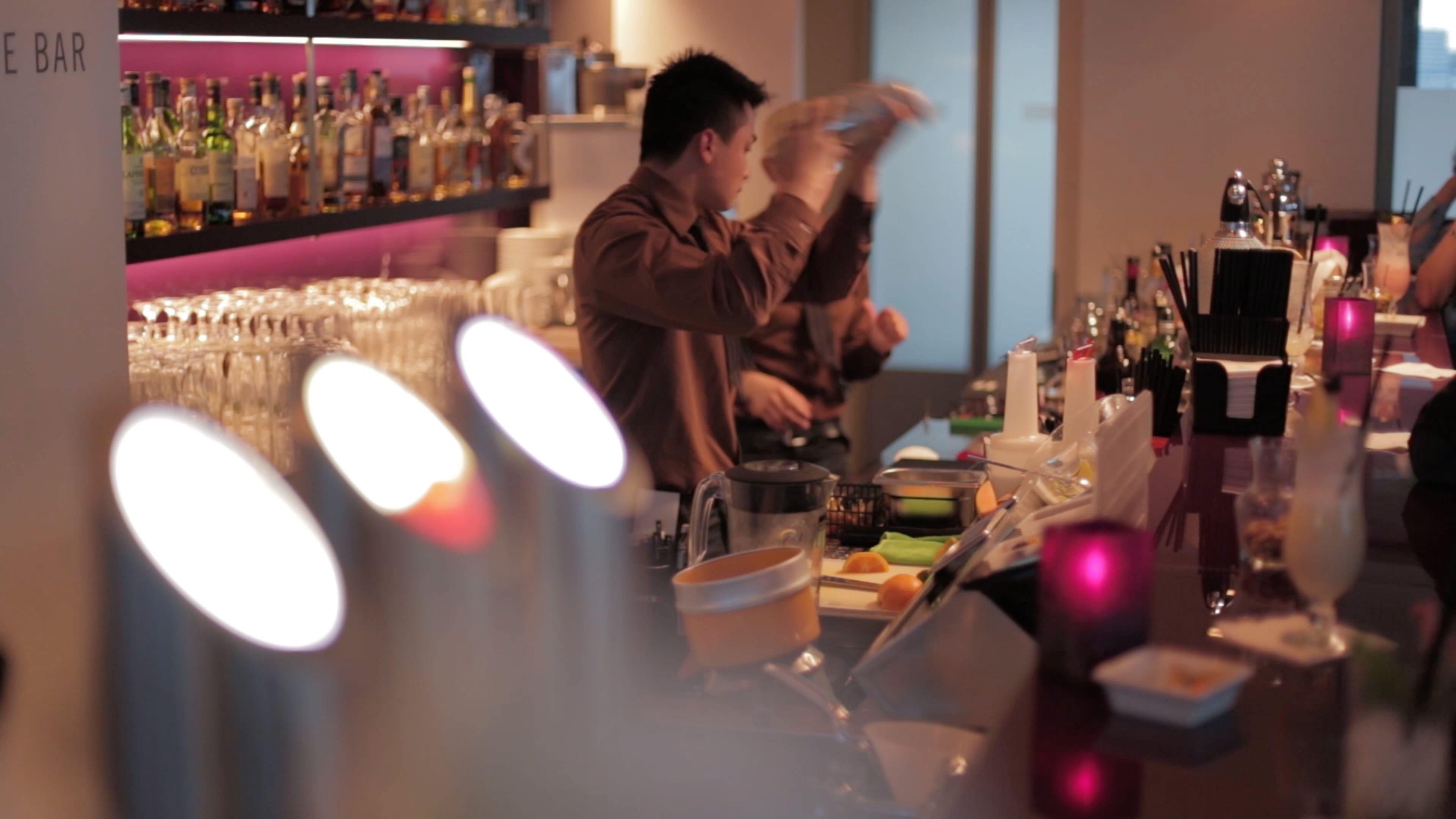 Barmixer bereitet einen Cocktail zu.