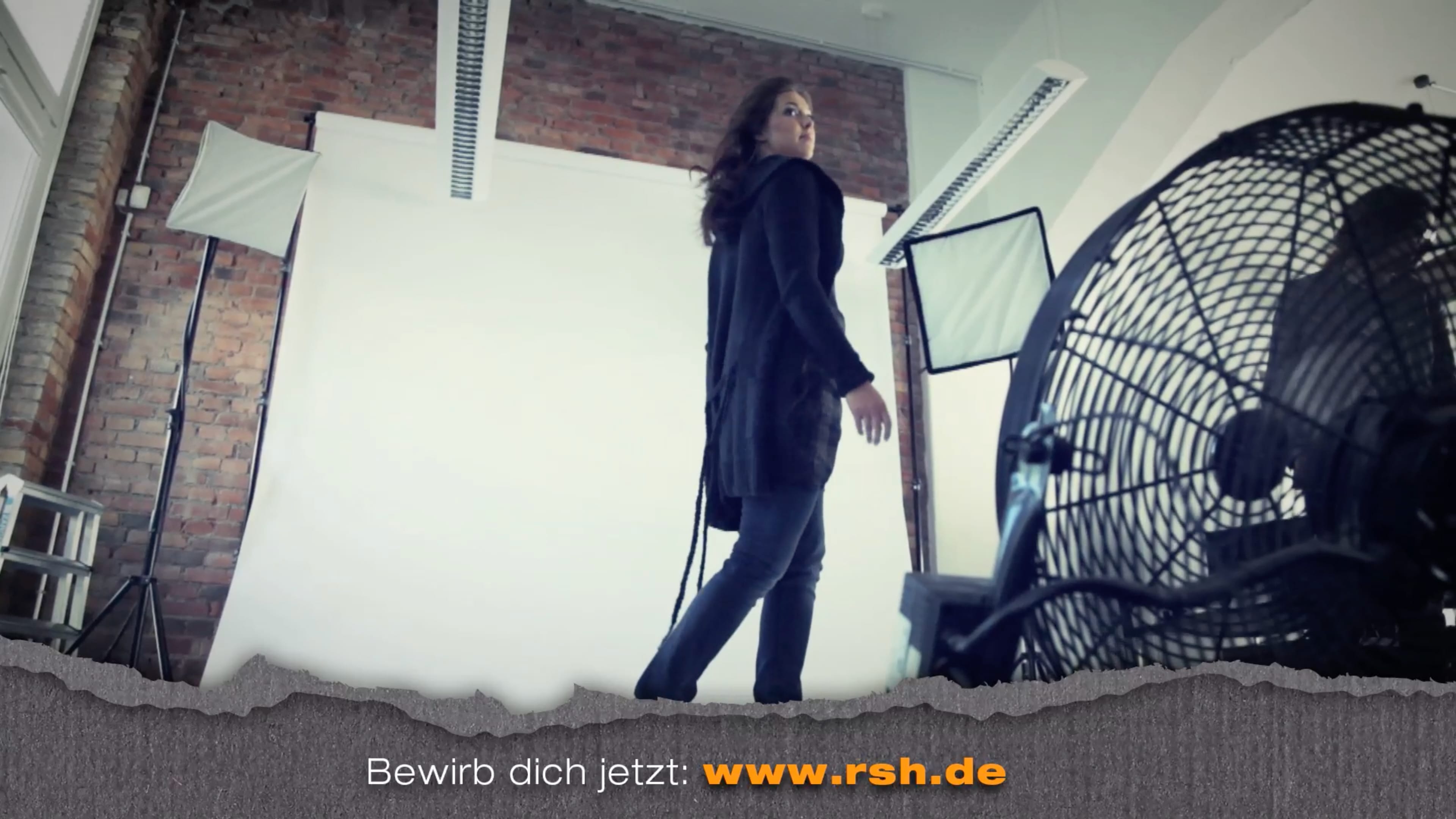 Eine junge Frau posiert vor der Kamera