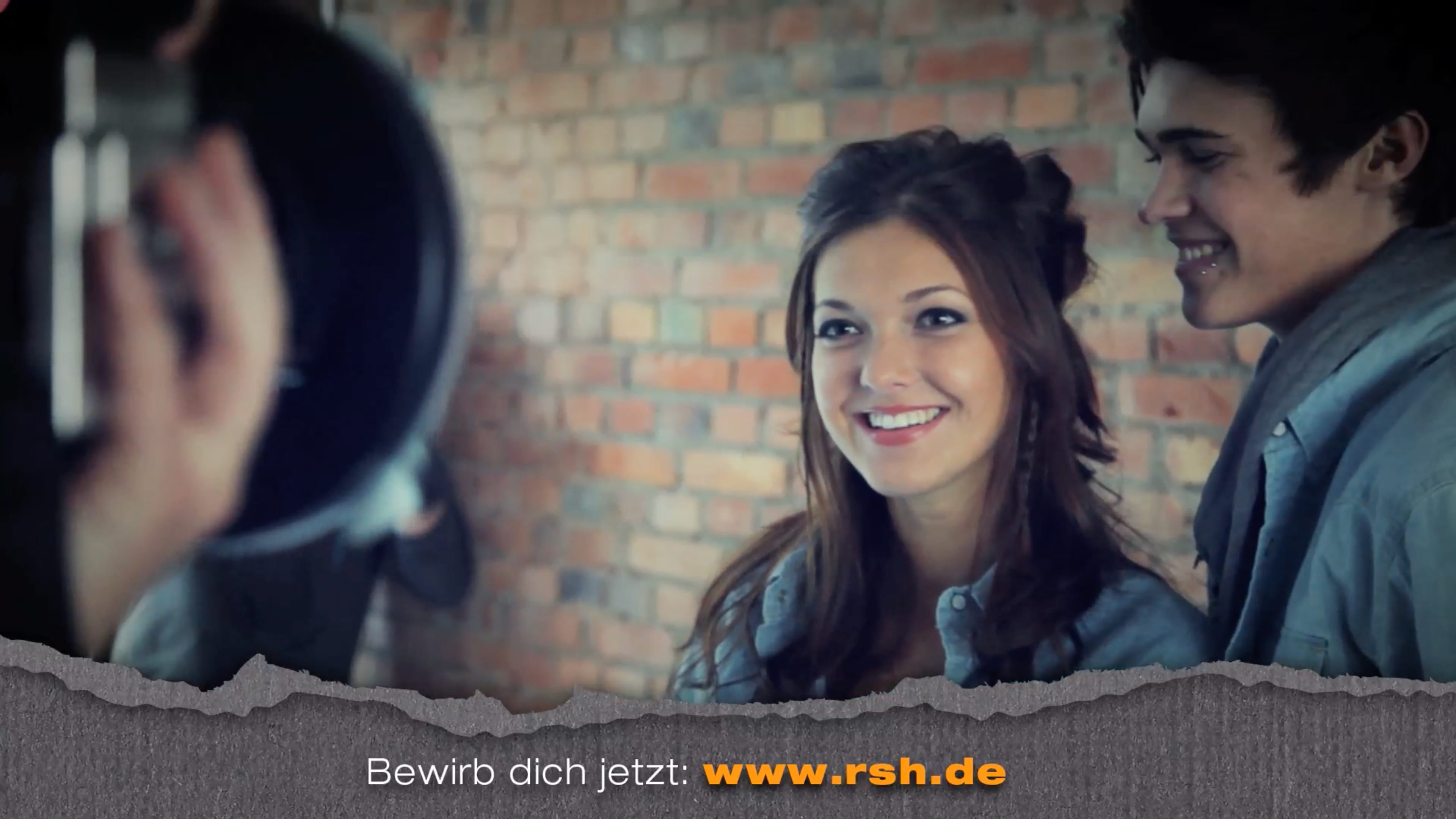 Ein Mädchen lächelt in die Kamera