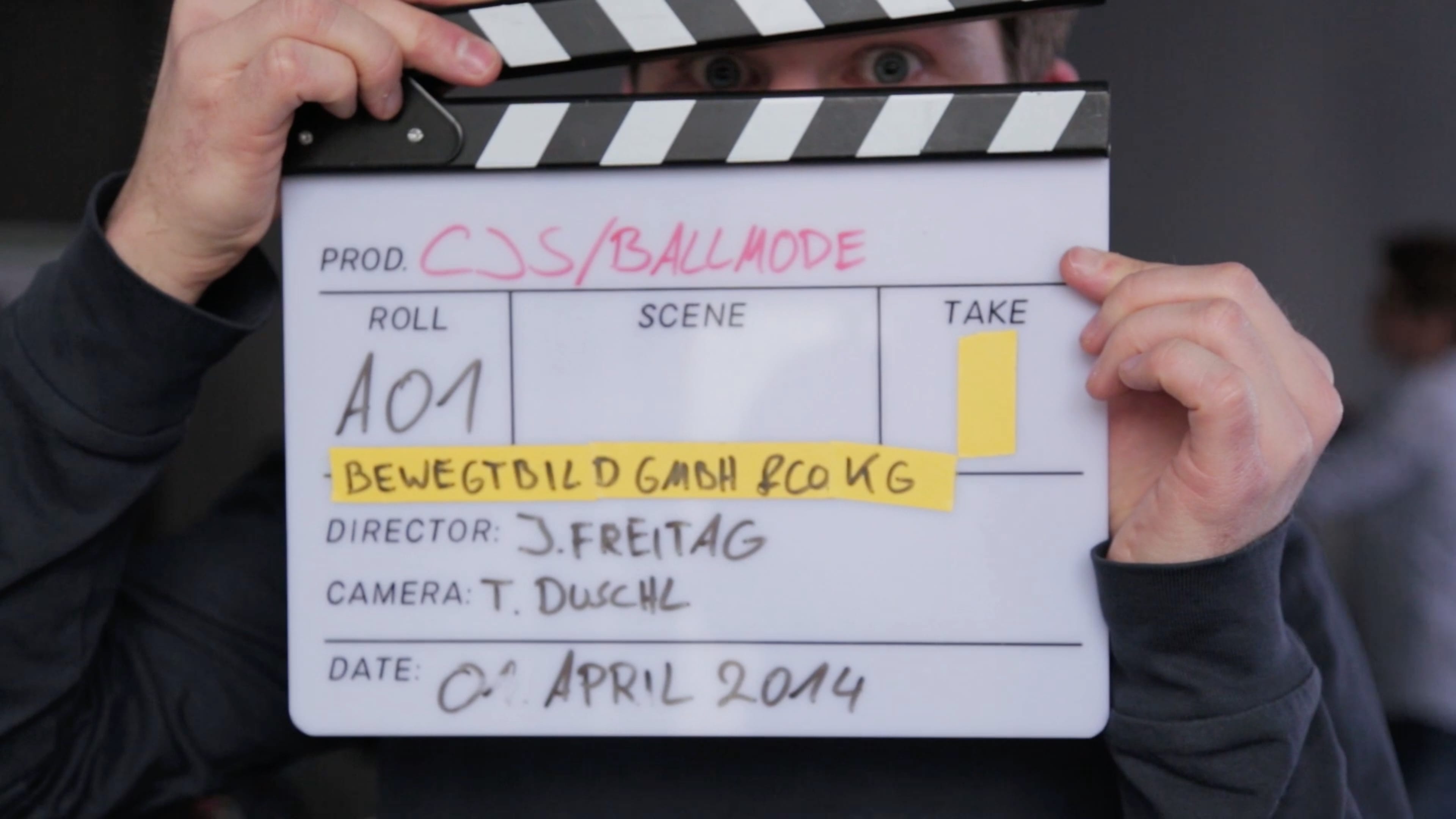 Joachim Freitag hält eine Filmklappe
