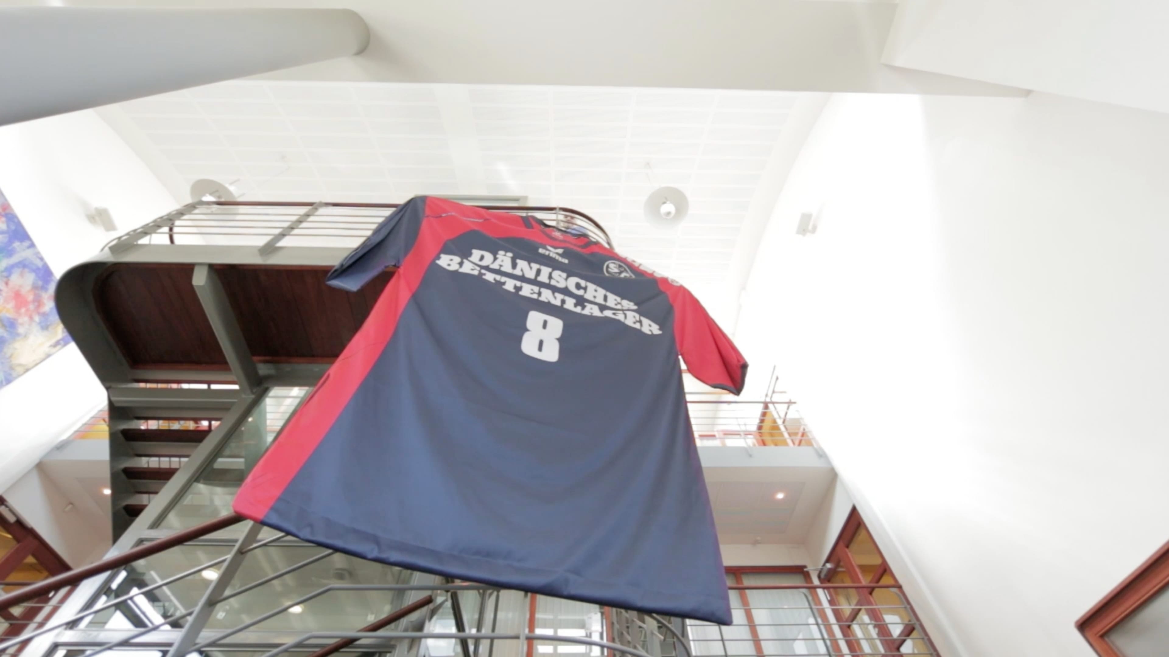 Ein Erima Trikot hängt an einer Treppe