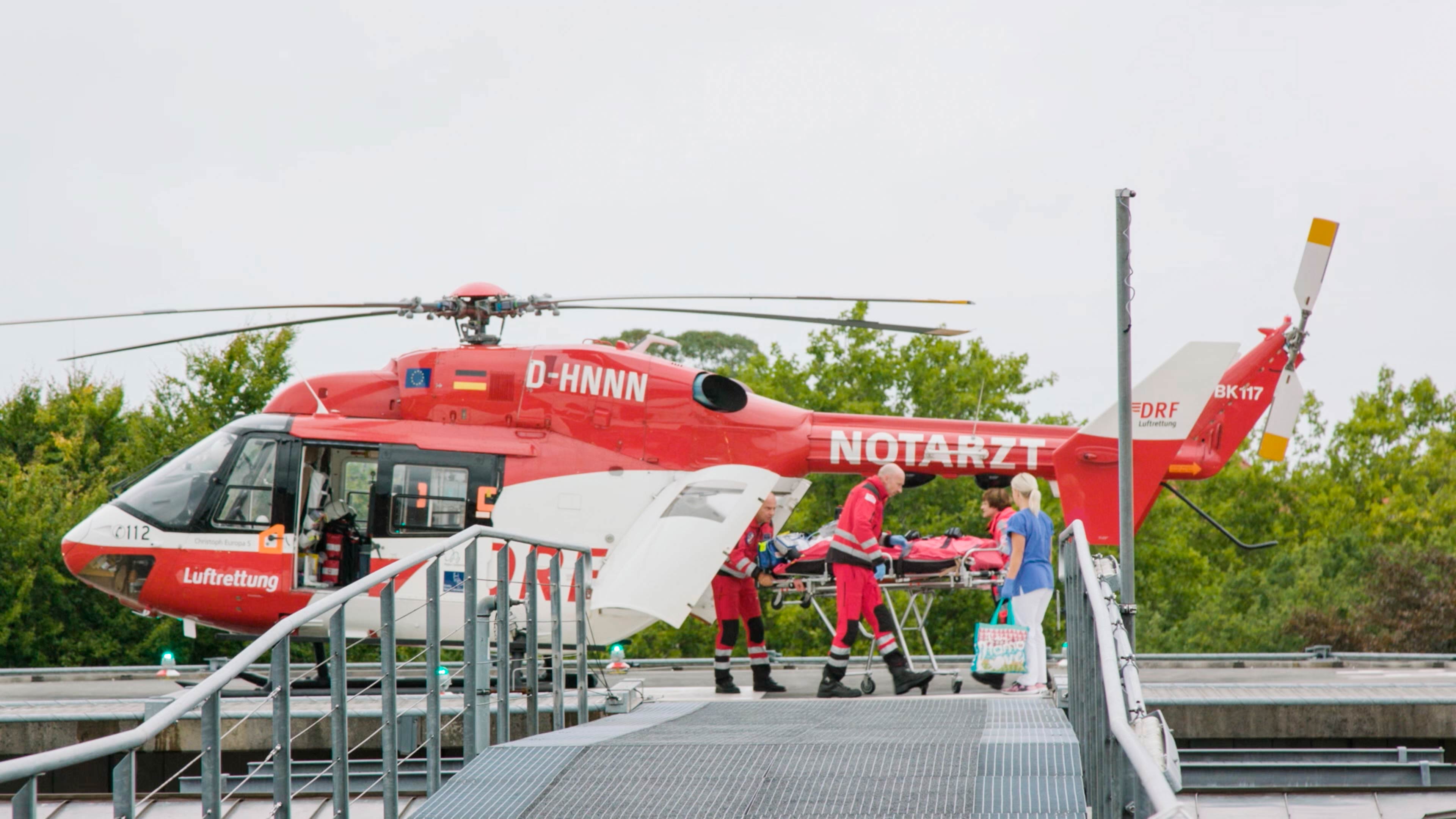 Ein Patient wir aus einem Rettungshubschrauber gebracht