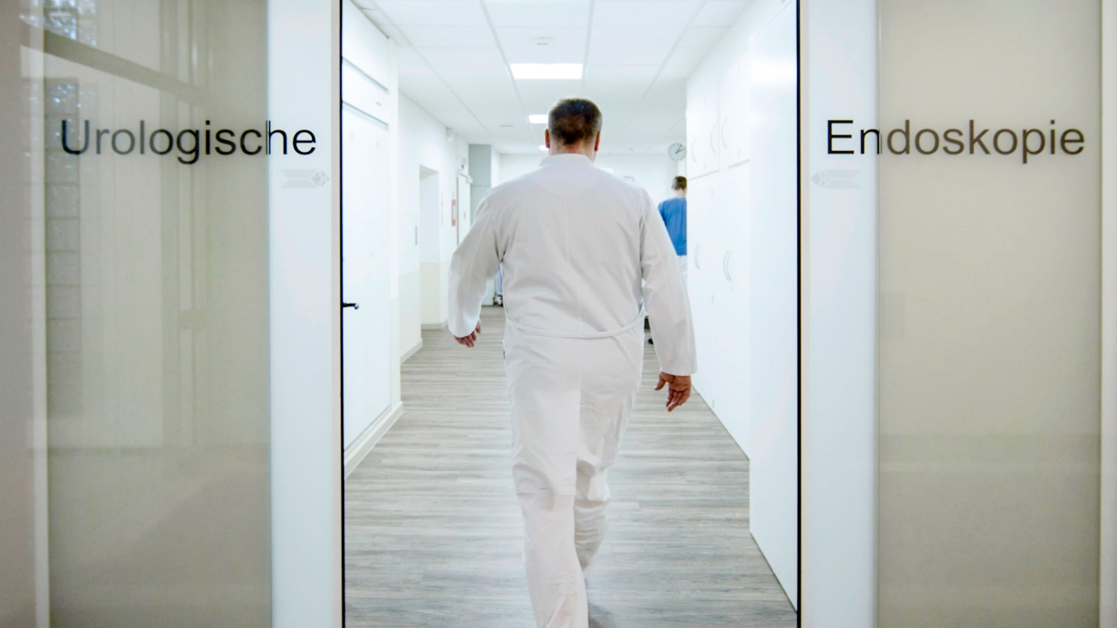 Ein Arzt geht in die Urologische Endoskopie