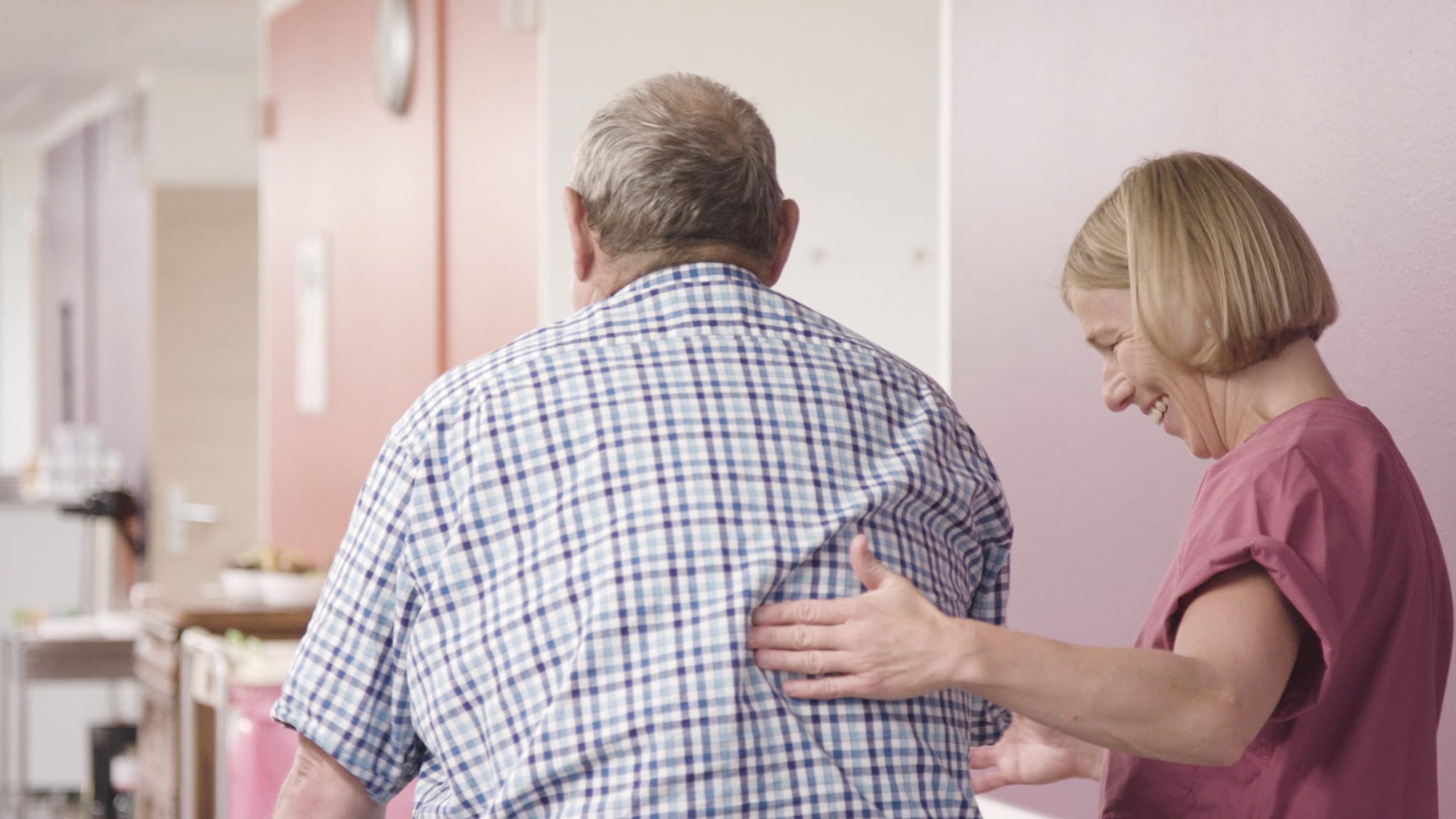 Eine Krankenschwester hilft einem Mann beim gehen