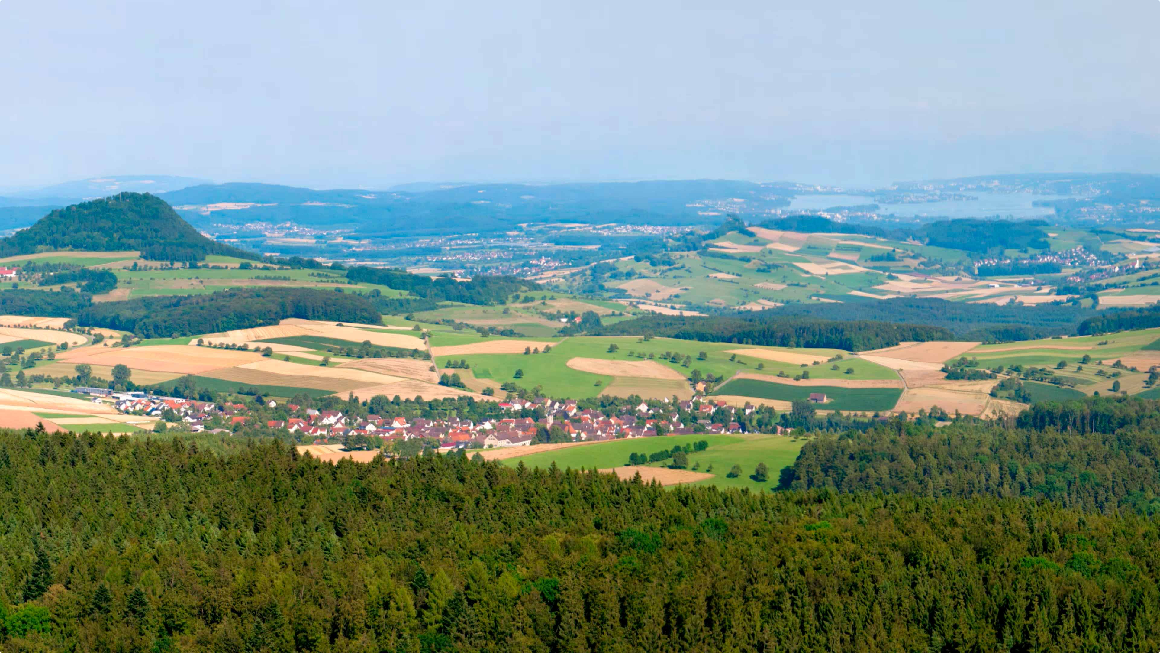 Blick von einem Berg auf den Bodensee
