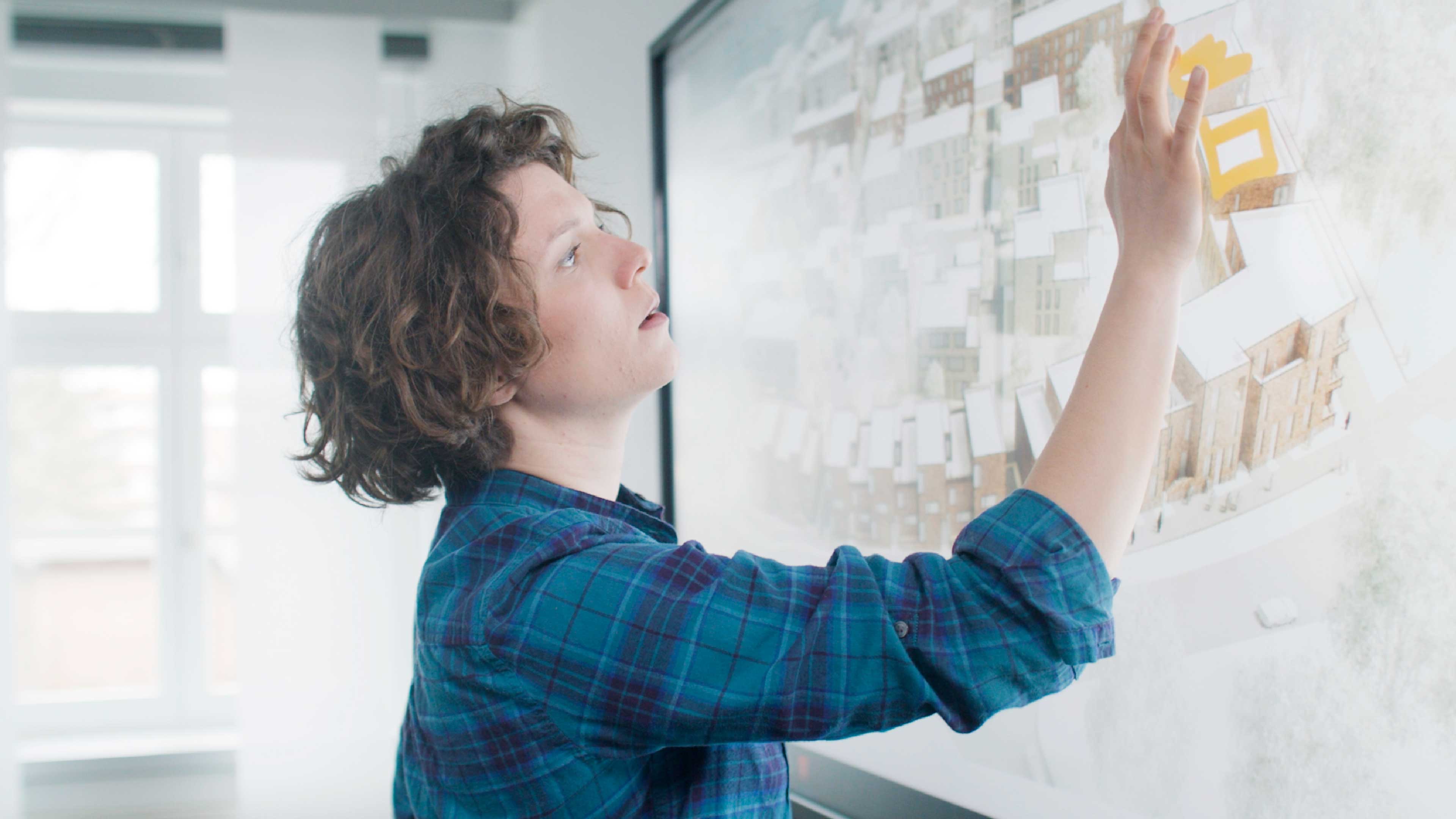 Eine Frau malt auf ein Whiteboard