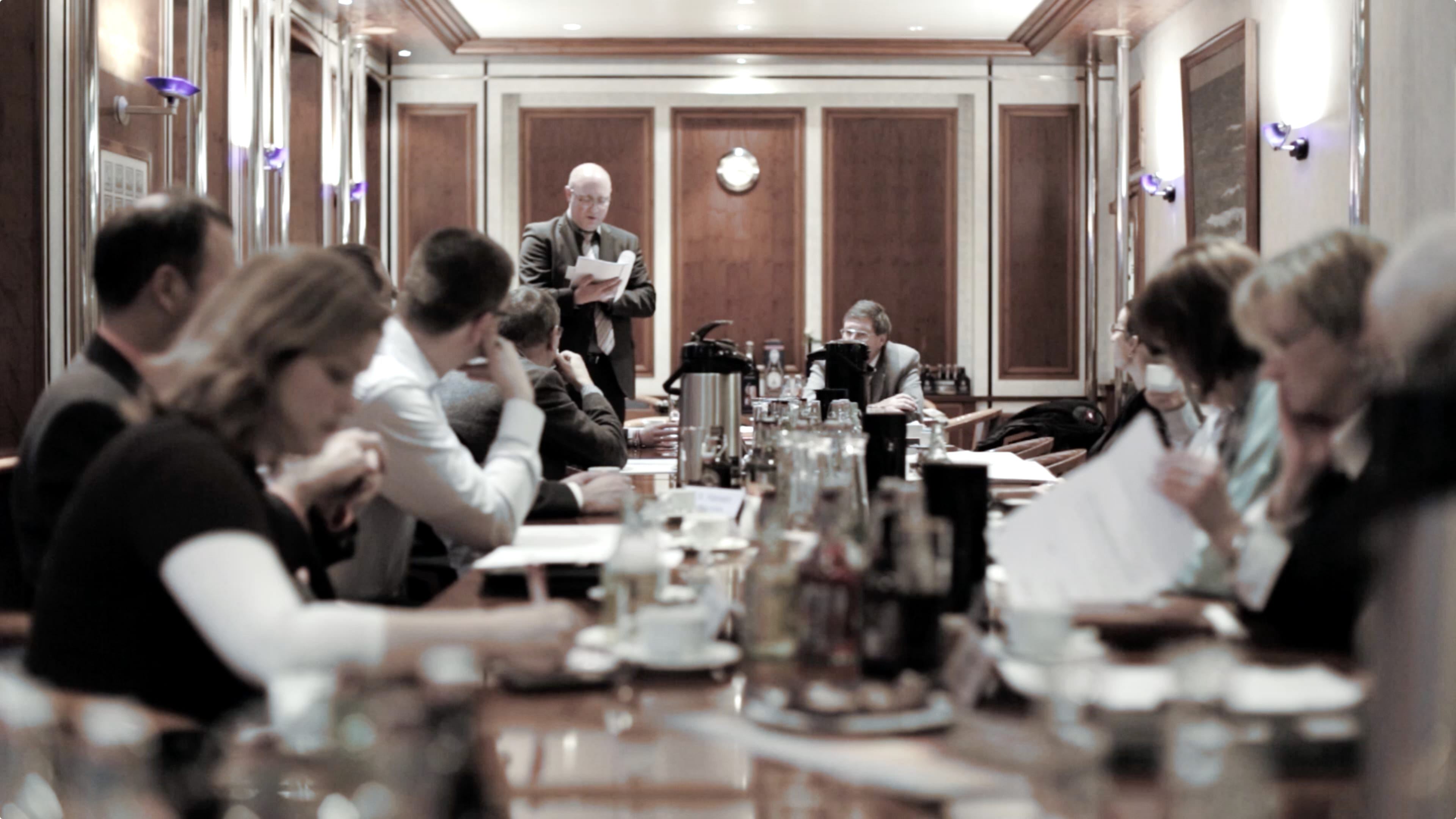 Ein Meeting in einem alten gebäude