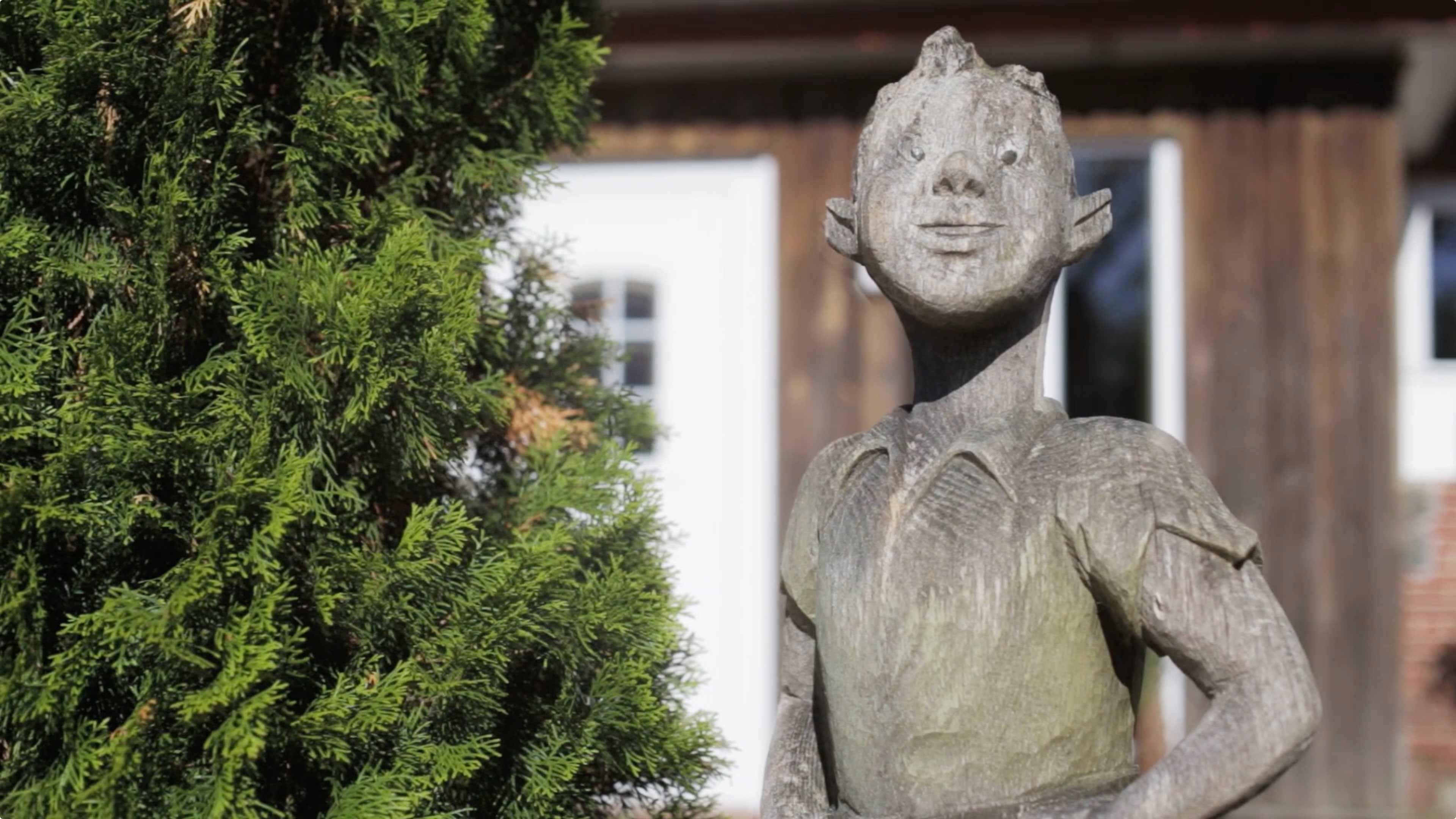 Eine aus Holz geschnitzte Statue